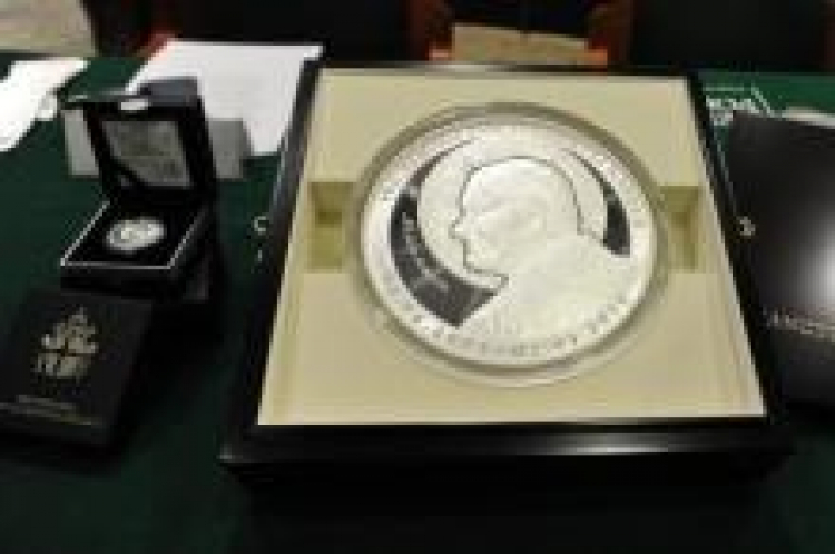 Srebrna moneta upamiętniająca 10. rocznicę śmierci Jana Pawła II. Fot. PAP/M. Obara 