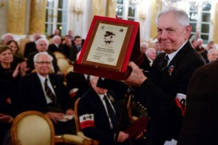 Płk Stanisław Oleksiak podczas obchodów 25-lecia Światowego Związku Żołnierzy Armii Krajowej. Fot. PAP/J. Kamiński