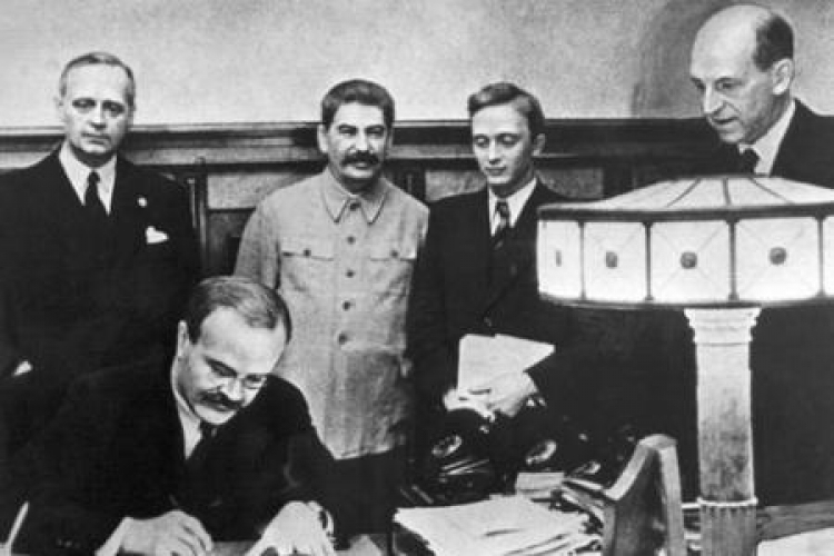 Przewodniczący Rady Komisarzy Ludowych Wiaczesław Mołotow składa podpis pod paktem. Moskwa, 1939-08-23. Fot. NAC
