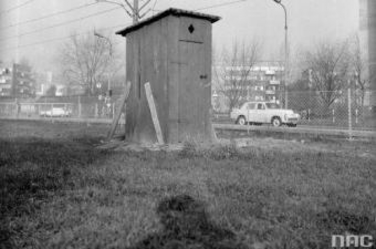 Drewniana toaleta, tzw. sławojka, przy skrzyżowaniu ul. Broniewskiego i Krasińskiego. Warszawa, 1975-77. Fot. NAC