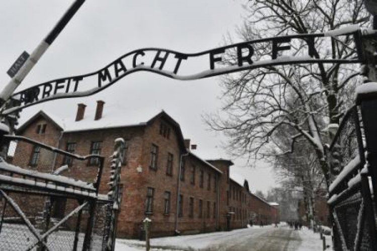 Brama obozowa w Auschwitz I na terenie Państwowego Muzeum Auschwitz-Birkenau w Oświęcimiu Fot.PAP/J. Bednarczyk