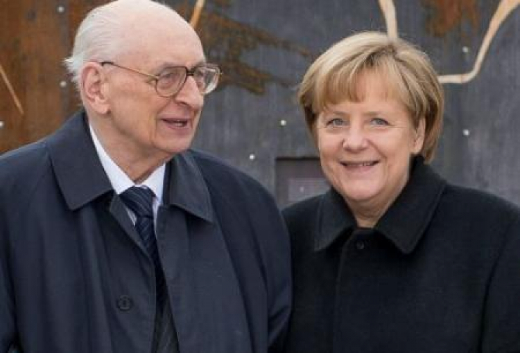 Władysław Bartoszewski i kanclerz Niemiec Angela Merkel. Fot. PAP/M. Kulczyński