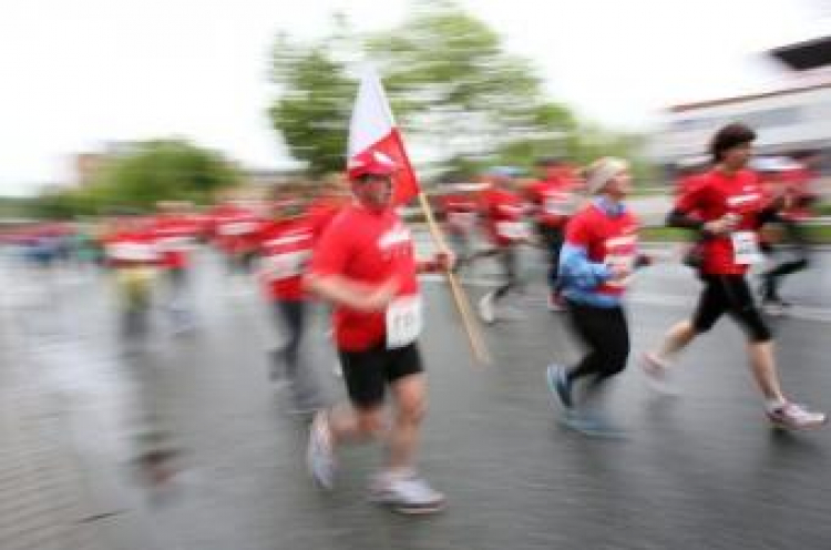 Uczestnicy 24. Biegu Konstytucji 3 Maja w Warszawie. Fot. PAP/L. Szymański