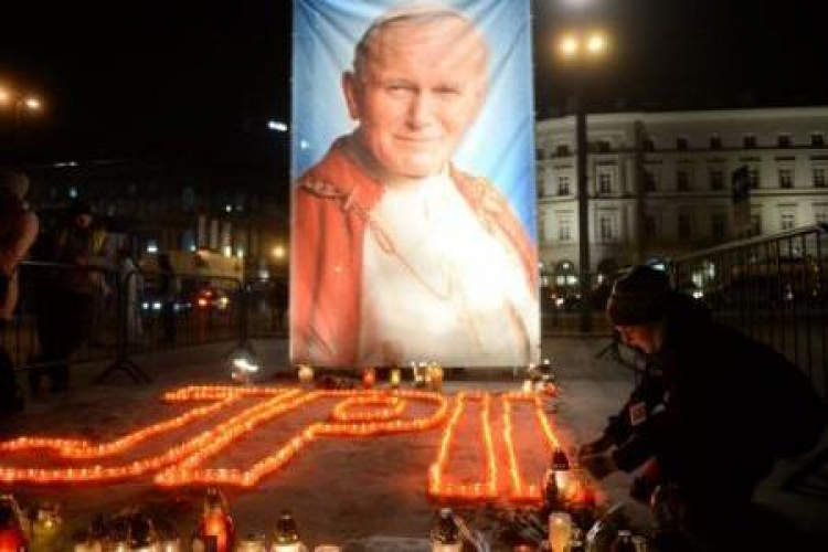 Czuwanie modlitewne na pl. Piłsudskiego w Warszawie w 10. rocznicę śmierci papieża Jana Pawła II. Fot. PAP/B. Zborowski