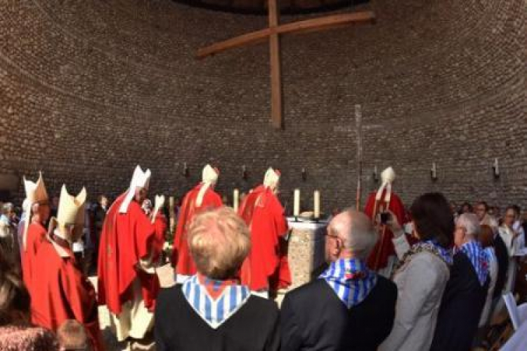 Msza św. w Kaplicy Śmiertelnego Lęku Chrystusa na terenie byłego obozu Dachau. Fot. PAP/EPA