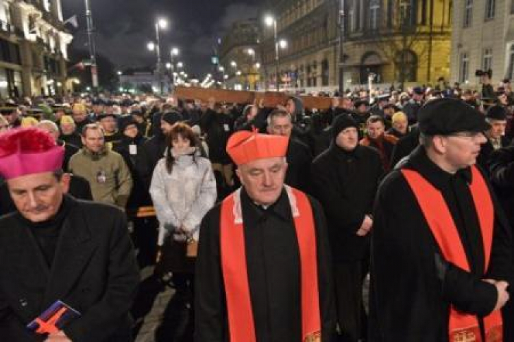 Kard. Kazimierz Nycz (w środku) podczas Drogi Krzyżowej w Warszawie. PAP/M. Obara