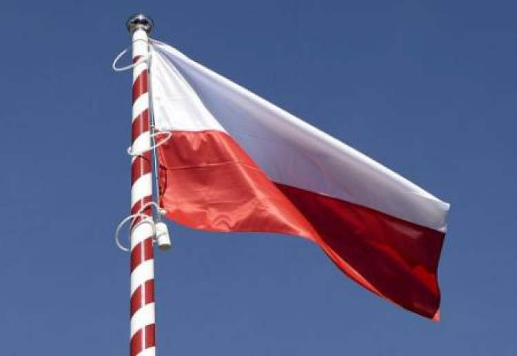  Biało-czerwona flaga w Ośrodku Szkolenia Poligonowego Wojsk Lądowych w Nowej Dębie. Fot. PAP/D. Delmanowicz