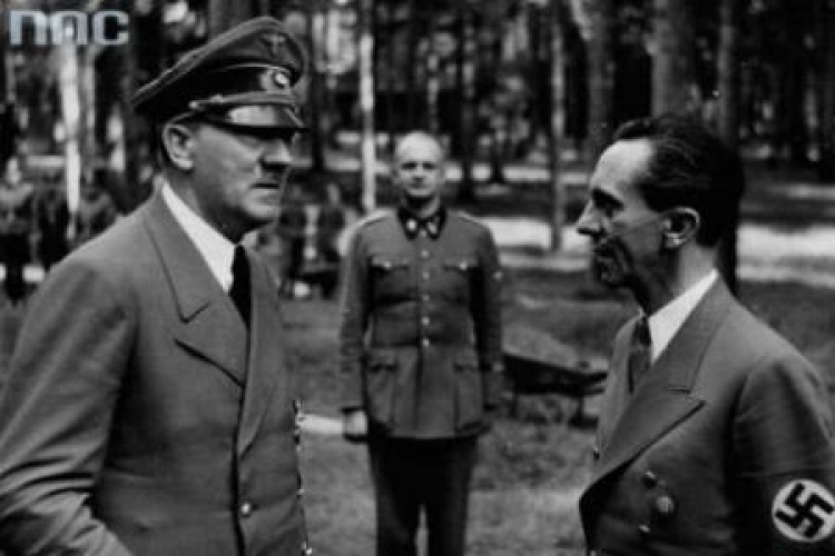 Adolf Hitler i Joseph Gorbbels w Wilczym Szańcu. Lipiec, 1944 r. Fot. NAC