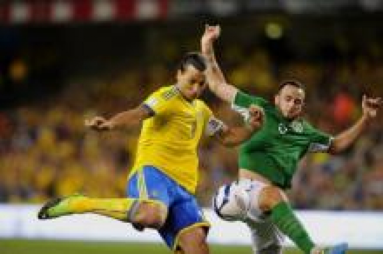 Kapitan reprezentacji Szwecji Zlatan Ibrahimovic (żółta koszulka) podczas meczu z Irlandią. 06.09.2013. Fot. PAP/EPA