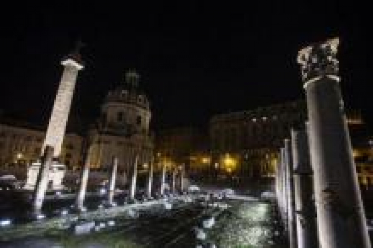 Iluminacja słynnej rzymskiej alei Fori Imperiali. Fot. PAP/EPA