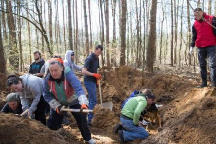 Prace poszukiwawcze IPN w lesie w okolicy Barutu. Fot. PAP/A. Grygiel