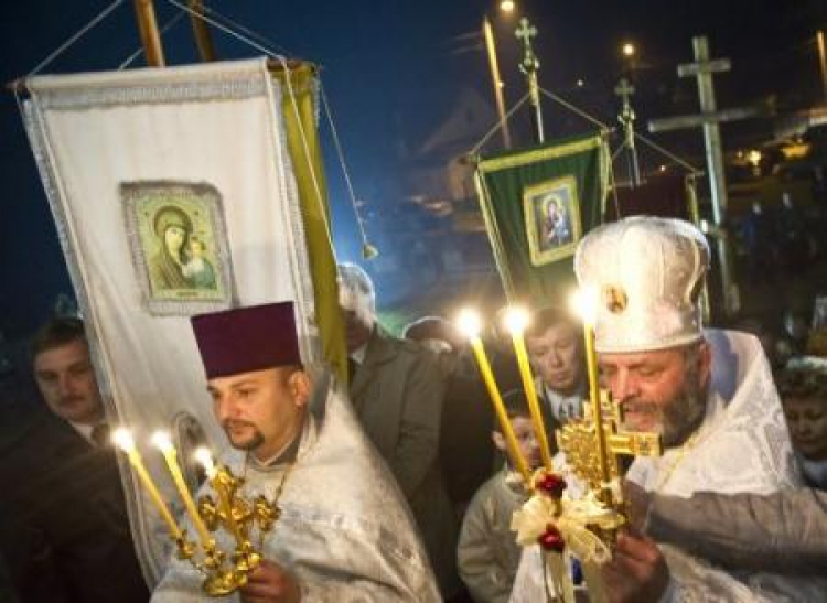  Nocna procesja w Cerkwi Prawosławnej Św. Mikołaja w Narewce. Fot. PAP/W. Pacewicz