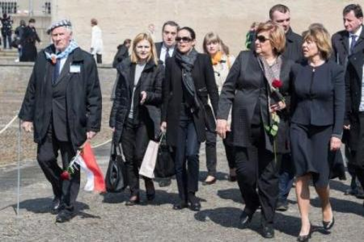 Anna Komorowska i Daniela Schadt na podczas uroczystości na terenie byłego obozu Ravensbrueck. Fot. PAP/EPA