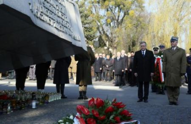 Prezydent Bronisław Komorowski przy pomniku upamiętniającym ofiary katastrofy smoleńskiej. Fot. PAP/T. Gzell