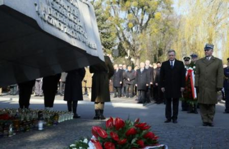 Prezydent Bronisław Komorowski przy pomniku upamiętniającym ofiary katastrofy smoleńskiej. Fot. PAP/T. Gzell Prezydent Bronisław Komorowski przy pomniku upamiętniającym ofiary katastrofy smoleńskiej. Fot. PAP/T. Gzell