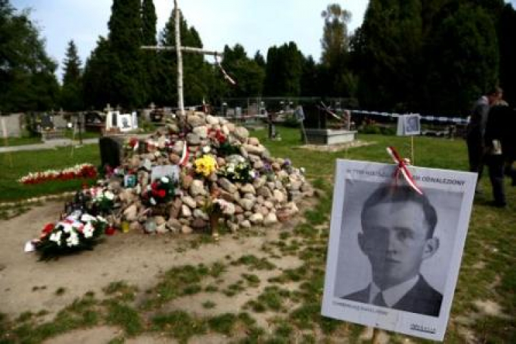 Prace poszukiwawcze ofiar zbrodni komunistycznych na Łączce Cmentarza Wojskowego w Warszawie. Fot. PAP/T. Gzell