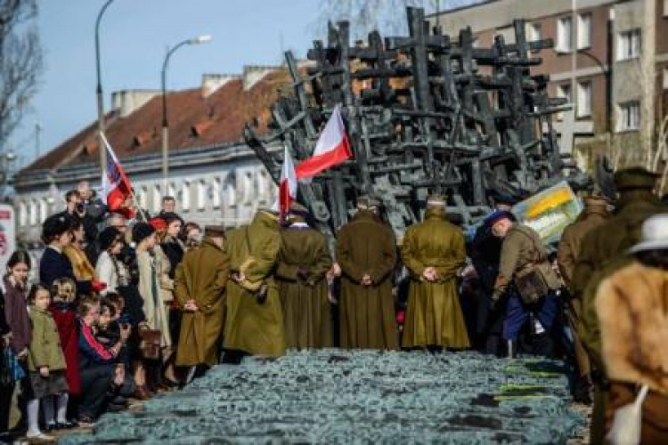 Ulicami Warszawy przeszedł VIII Katyński Marsz Cieni. Fot. PAP/J. Kamiński