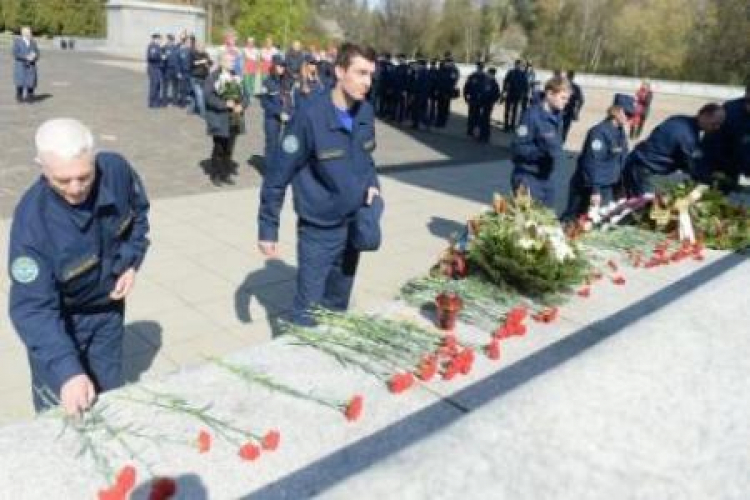 Uczestnicy rajdu „Drogami Chwały” na Cmentarzu - Mauzoleum Żołnierzy Radzieckich w Warszawie. Fot. PAP/B. Zborowski