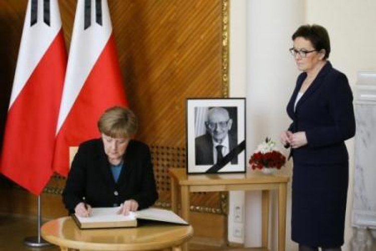 Kanclerz Niemiec Angela Merkel i Premier Ewa Kopacz wpisują się do księgi kondolencyjnej Fot.PAP/P. Supernak