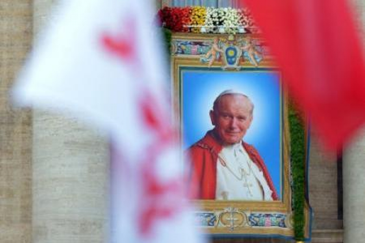 Fotografia Papieża Jana Pawła II podczas ceremonii kanonizacyjnej Fot.PAP/R.Pietruszka