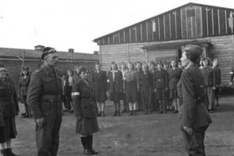 Wyzwolenie obozu w Oberlangen przez żołnierzy 1 Dywizji Pancernej gen. Maczka. 12.04.1945. Źródło: Wikimedia Commons