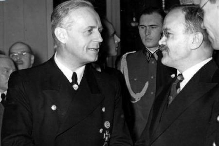 Joachim Ribbentrop w rozmowie z Wiaczesławem Mołotowem. Źródło: NAC