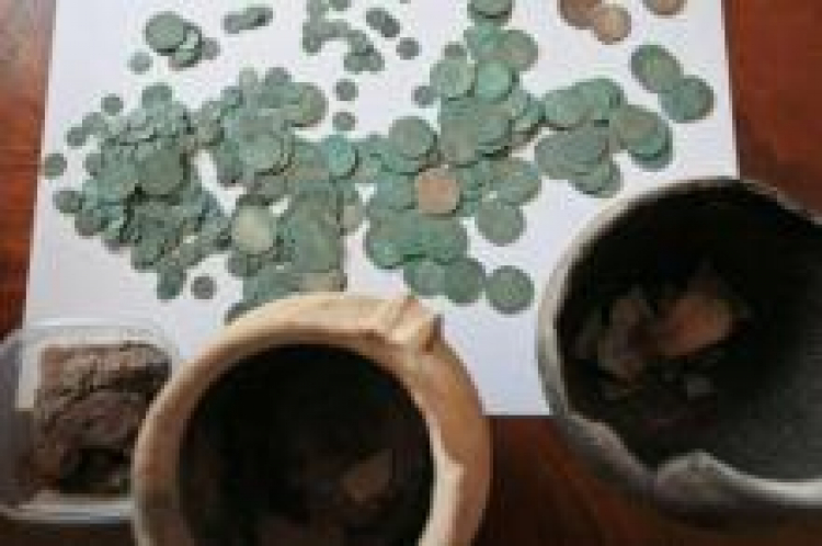 Znalezione garnki wypełnione ponad 6 tys. srebrnych monet, wstępnie datowanych na XVI i XVII w. Fot. PAP/L. Muszyński
