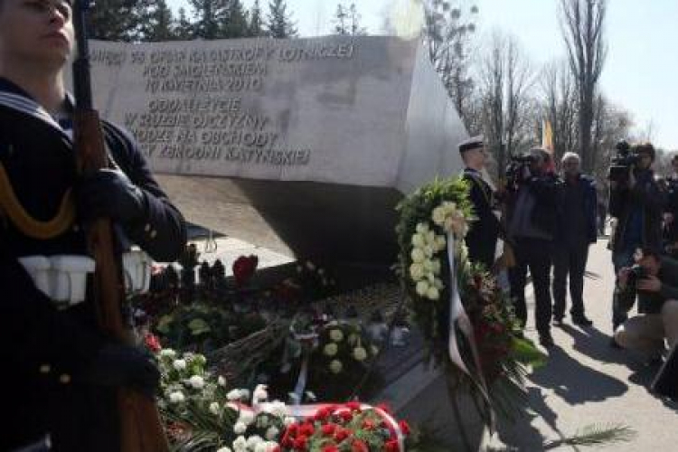 Pomnik upamiętniający ofiary katastrofy smoleńskiej na Cmentarzu Wojskowym na warszawskich Powązkach. Fot. PAP/T. Gzell