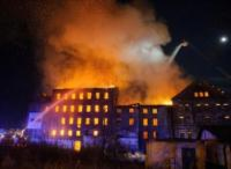 Pożar zabytkowego budynku dawnego młyna Szancera w Tarnowie. Fot. PAP/P. Topolski
