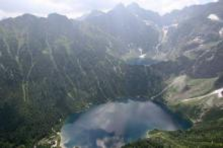 Tatry - Morskie Oko, Czarny Staw, w głębi Rysy. Fot. PAP/G. Momot