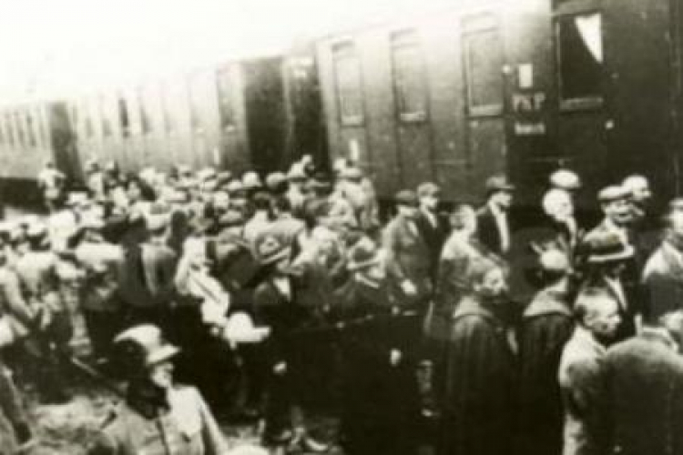Więźniowie z pierwszego transportu Polaków do Auschwitz na dworcu w Tarnowie. Źródło: Muzeum Auschwitz-Birkenau
