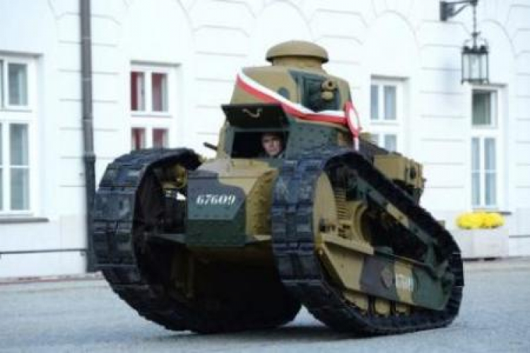 Zabytkowy czołg Renault FT 17 - najstarszego typu czołg, jaki służył w polskim wojsku. Fot. PAP/J. Turczyk