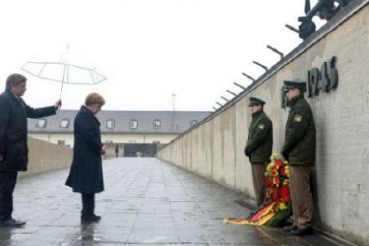 Kanclerz Niemiec Angela Merkel podczas obchodów 70. rocznicy wyzwolenia KL Dachau. Fot. PAP/EPA