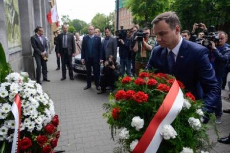 A. Duda złożył w Warszawie kwiaty przed tablicą upamiętniającą pomordowanych w okresie PRL. Fot. PAP/J. Kamiński