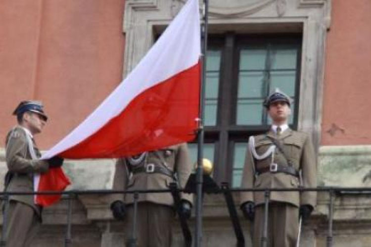 Podniesienie flagi państwowej na wieży zegarowej Zamku Królewskiego w Warszawie. Fot. PAP/T. Gzell