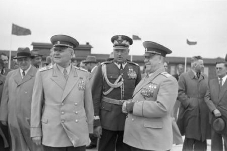 Od lewej: marsz. I. Koniew, marsz. K. Rokossowski i min. obrony ZSRS marsz. G. Żukow. Warszawa. 05.1955. Fot. PAP/CAF