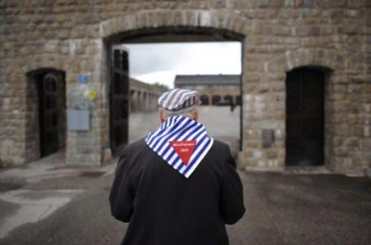 Ocalały więzień w byłym niemieckim obozie koncentracyjnym Mauthausen. Fot. PAP/J. Turczyk