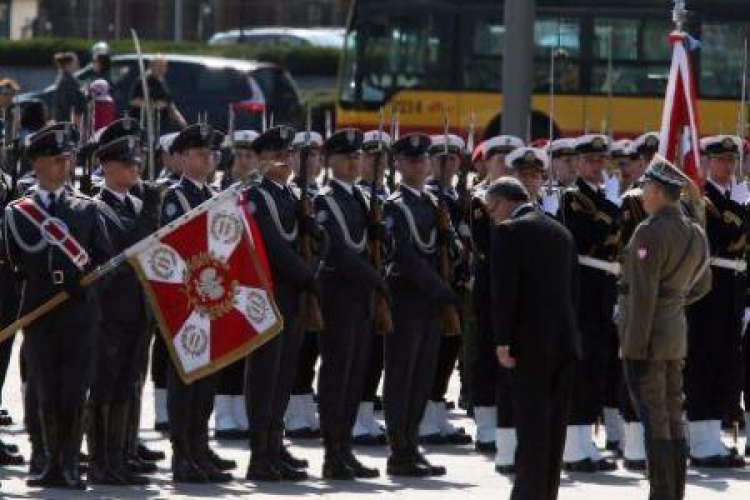 Prezydent B. Komorowski podczas uroczystej promocji na pierwszy stopień oficerski żołnierzy rezerwy. Fot. PAP/T. Gzell