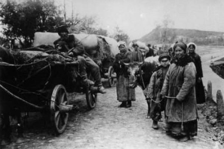 Rolnicy podczas ucieczki. Rosja, listopad 1915 r. Fot. Bundesarchiv. Źródło: Wikimedia Commons