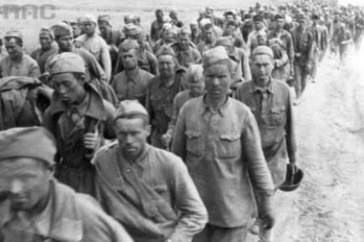 Kolumna jeńców radzieckich. 09.1942. Fot. NAC