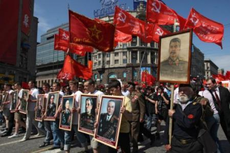 Marsz rosyjskich komunistów w Moskwie w Dzień Zwycięstwa. Fot. PAP/EPA