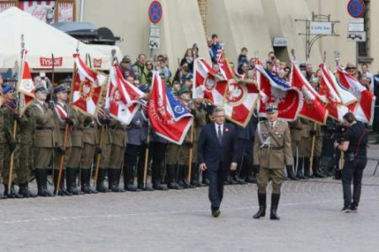 Uroczystości z okazji Święta Narodowego 3 Maja na pl. Zamkowym w Warszawie. Fot. PAP/T. Gzell