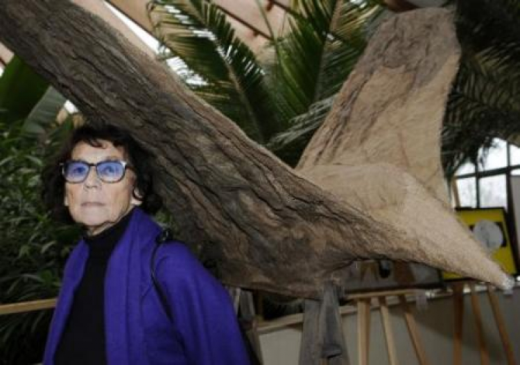 Magdalena Abakanowicz przy swojej rzeźbie "Ptak". Fot. PAP/A. Rybczyński