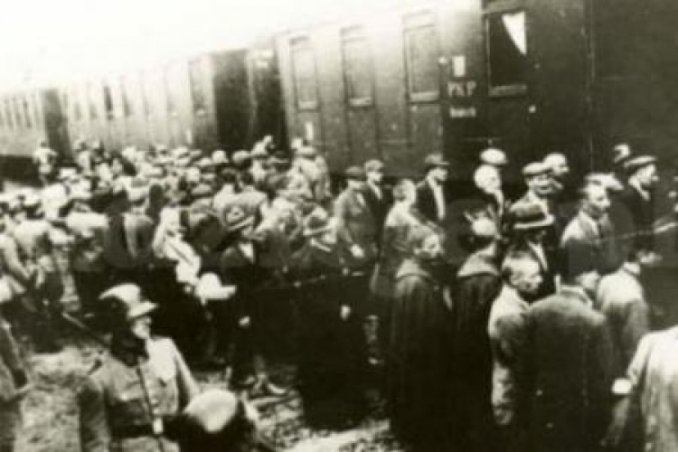 Więźniowie z pierwszego transportu Polaków do Auschwitz na dworcu w Tarnowie. Źródło: Muzeum Auschwitz-Birkenau