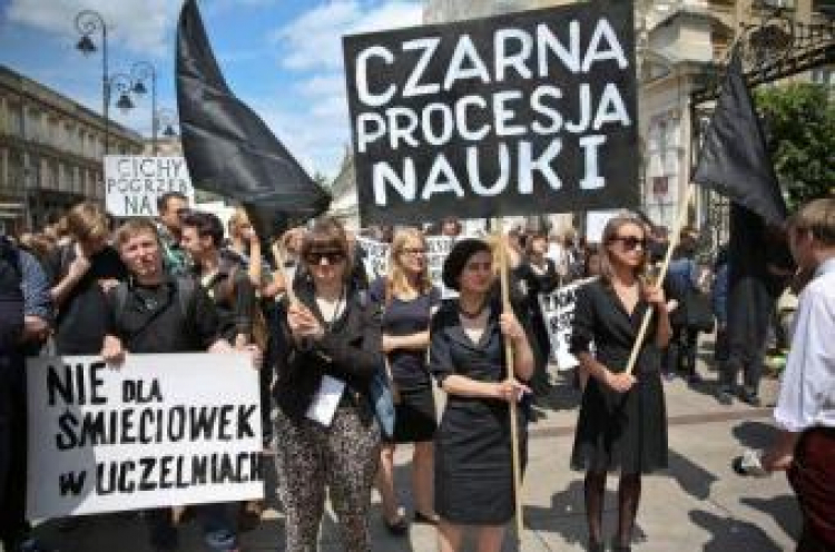 Uczestnicy „czarnej procesji” w Warszawie, 10.06.2015. Fot. PAP/R. Guz