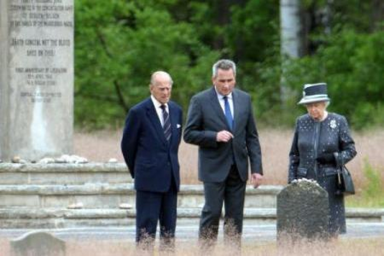 Brytyjska królowa Elżbieta II, książę Filip i dyrektor muzeum Bergen-Belsen, Jens-Christian Wagner. Fot. PAP/EPA Brytyjska królowa Elżbieta II, książę Filip i dyrektor muzeum Bergen-Belsen, Jens-Christian Wagner. Fot. PAP/EPA
