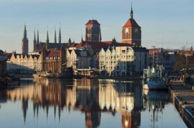 Gdańsk: Długie Pobrzeże, wieże Ratusza Głównego Miasta, Bazyliki Mariackiej i kościoła św. Jana. Fot. PAP/A. Warżawa