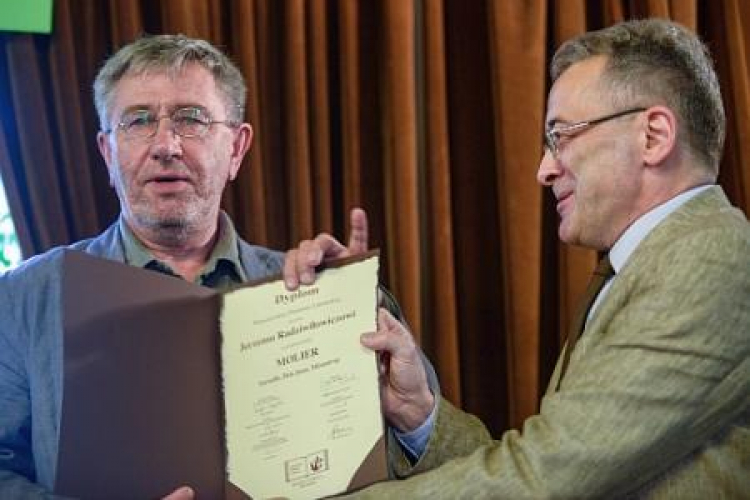 Jerzy Radziwiłowicz odbiera z rąk Adama Pomorskiego Nagrodę Warszawskiej Premiery Literackiej Fot.PAP/Jakub Kamiński