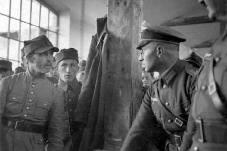 Przesłuchanie polskiego żołnierza w 1939 r. Fot. IPN