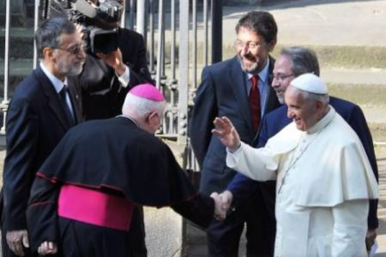 Papież przed kościołem wadensów w Turynie. Fot. PAP/EPA